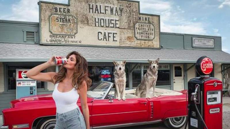 Check out Cindy Crawford rocking out daisy dukes... again