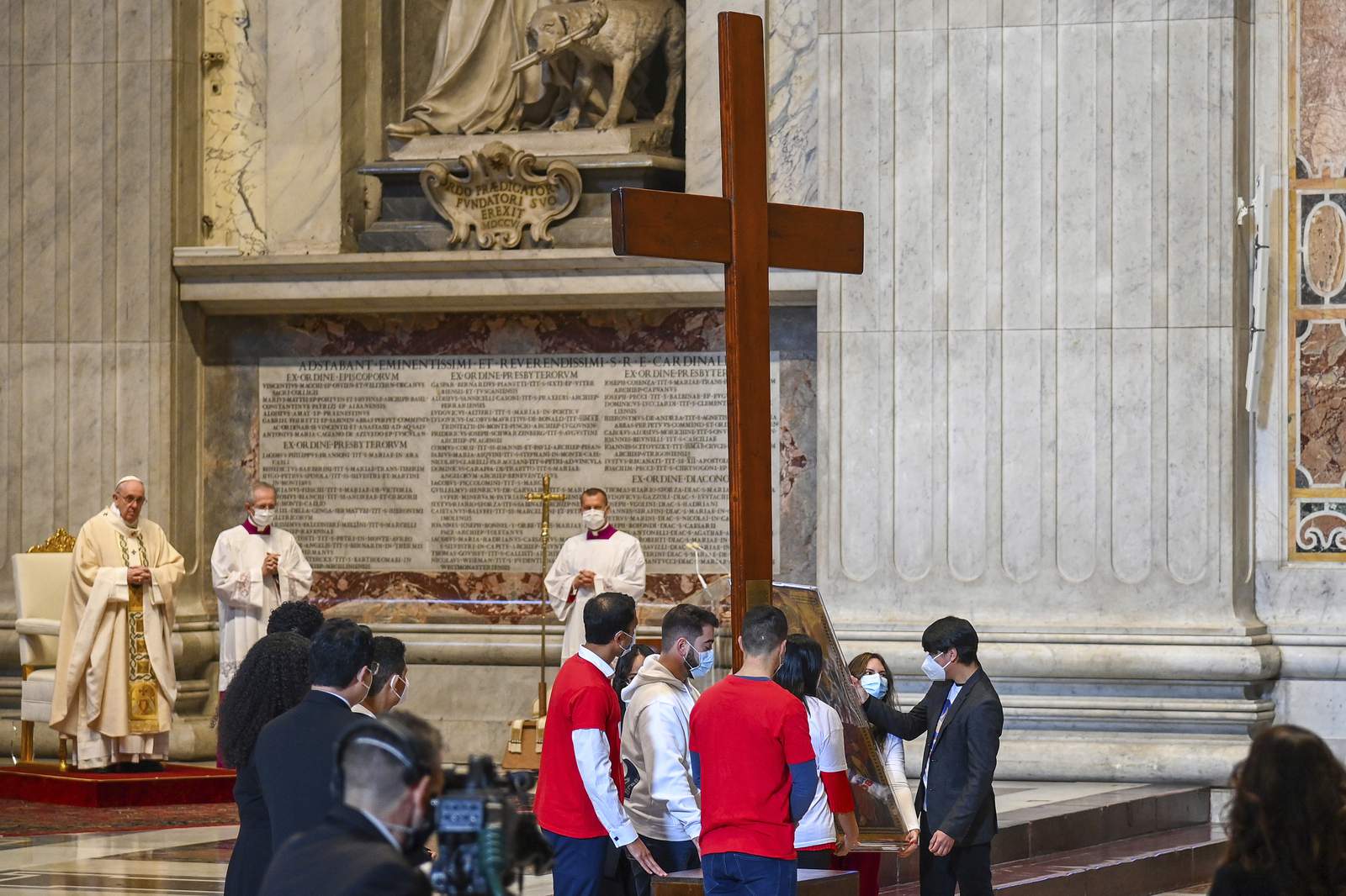 Amid travel break, pope cheers Lisbon youth jamboree plans