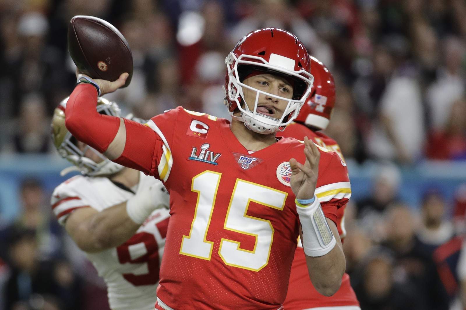 Mahomes knows risk, feels safe in return to Chiefs' facility