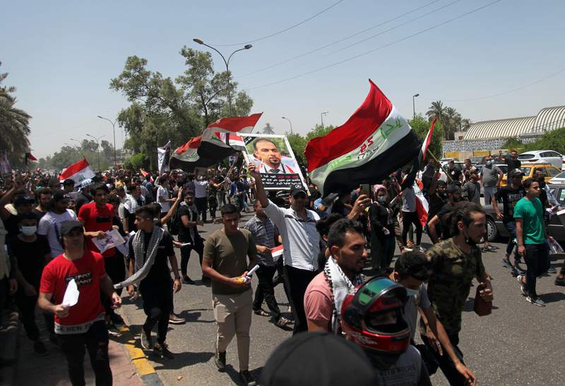 1 killed as protesters scuffle with Iraqi security forces