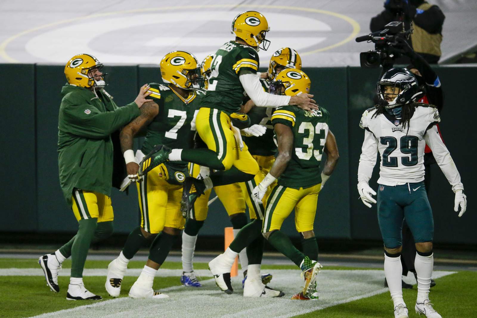 Packers withstand late rally to outlast Eagles 30-16