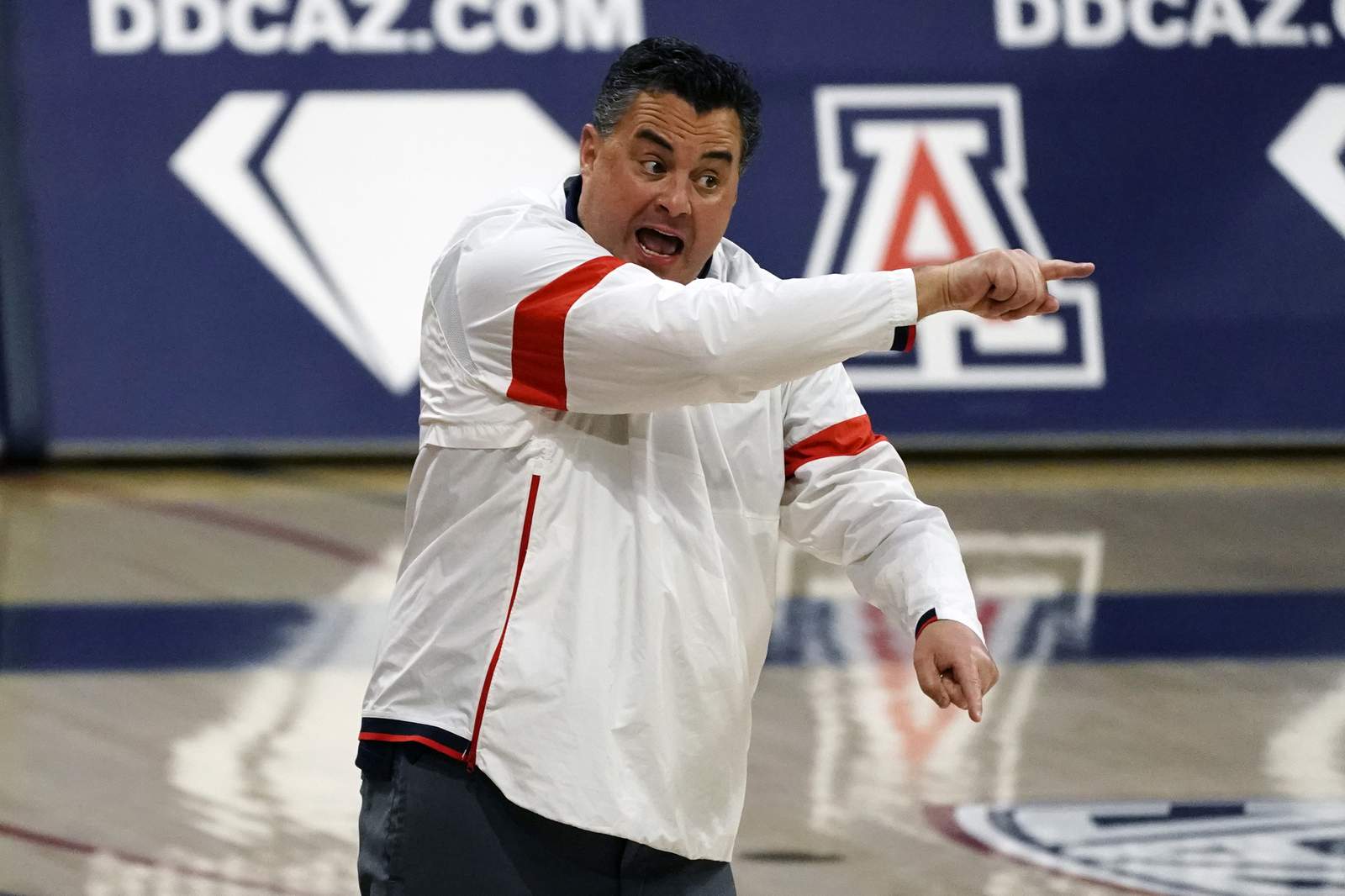 Arizona men's basketball self-imposes 1-year postseason ban