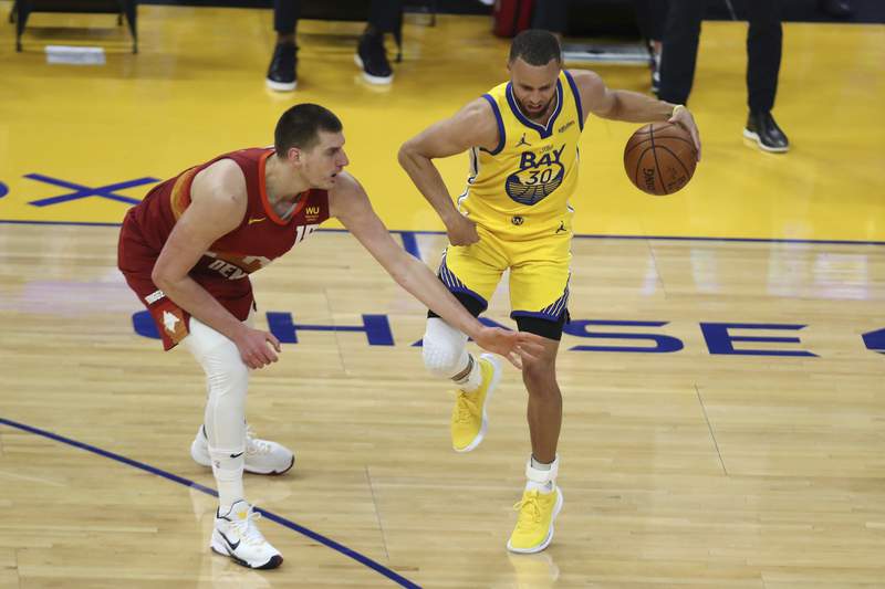 Stephen Curry, Warriors welcome back fans and beat Nuggets