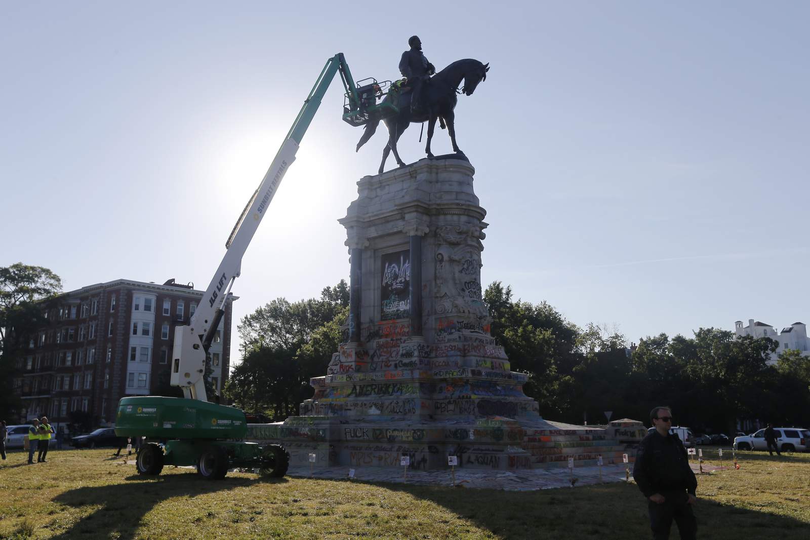 Crews inspect, but won’t yet remove, Richmond’s Lee statue