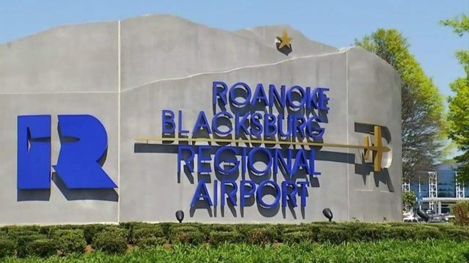 Passengers evacuated after smoke found in plane cockpit at Roanoke-Blacksburg Regional Airport
