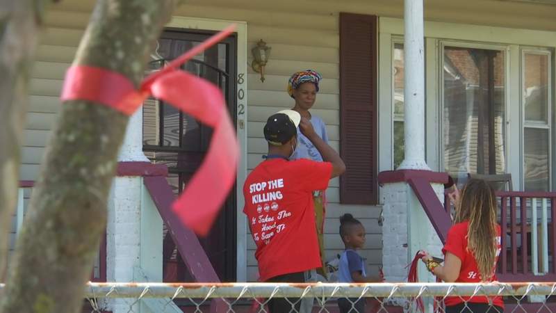 Roanoke nonprofit passes out red ribbons to unite community, bring awareness to gun violence