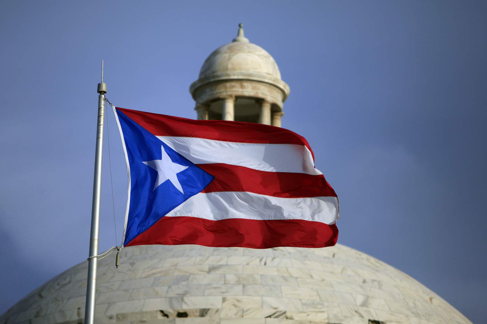 Puerto Rico power company gives T&D reins to private firms