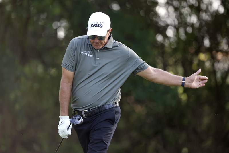 Spieth solo lead at Colonial; PGA champ Mickelson misses cut