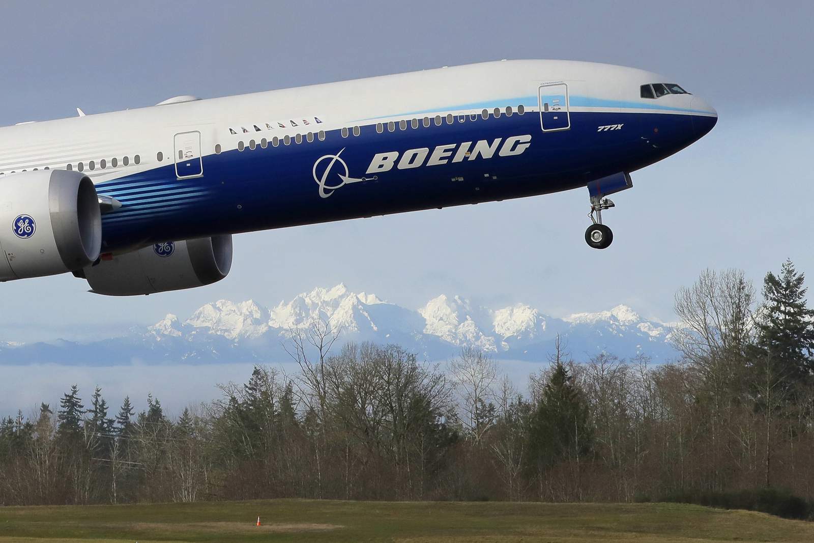 Deeper job cuts at Boeing as pandemic throttles air travel