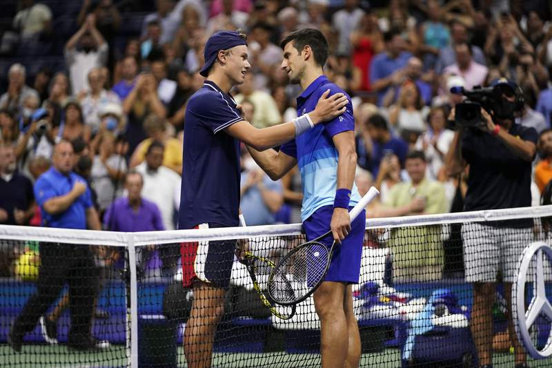 Djokovic tops teen "Ruuune!" at US Open in calendar Slam bid