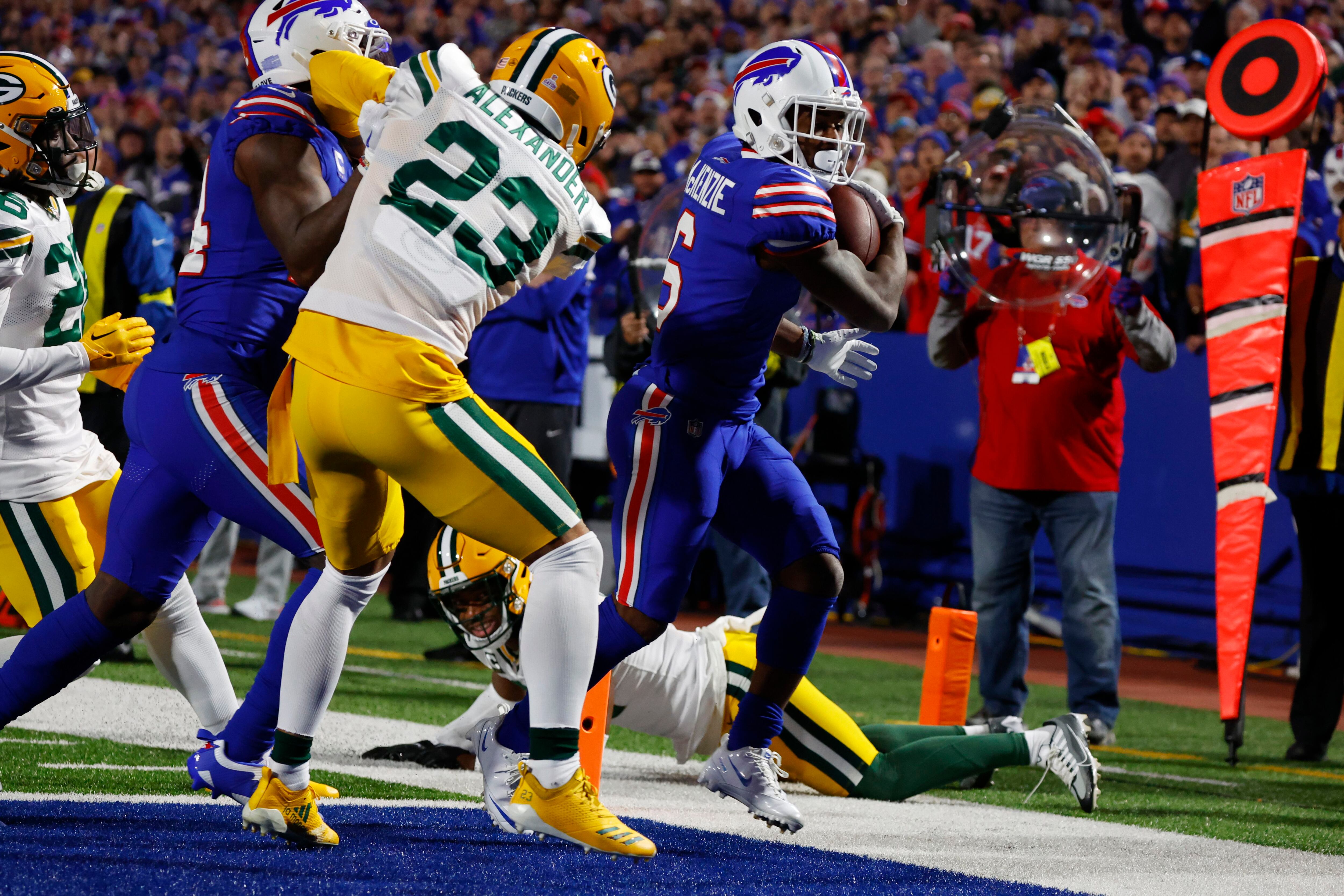 Bills' Stefon Diggs talks trash to Packers' Jaire Alexander running out of  tunnel before game