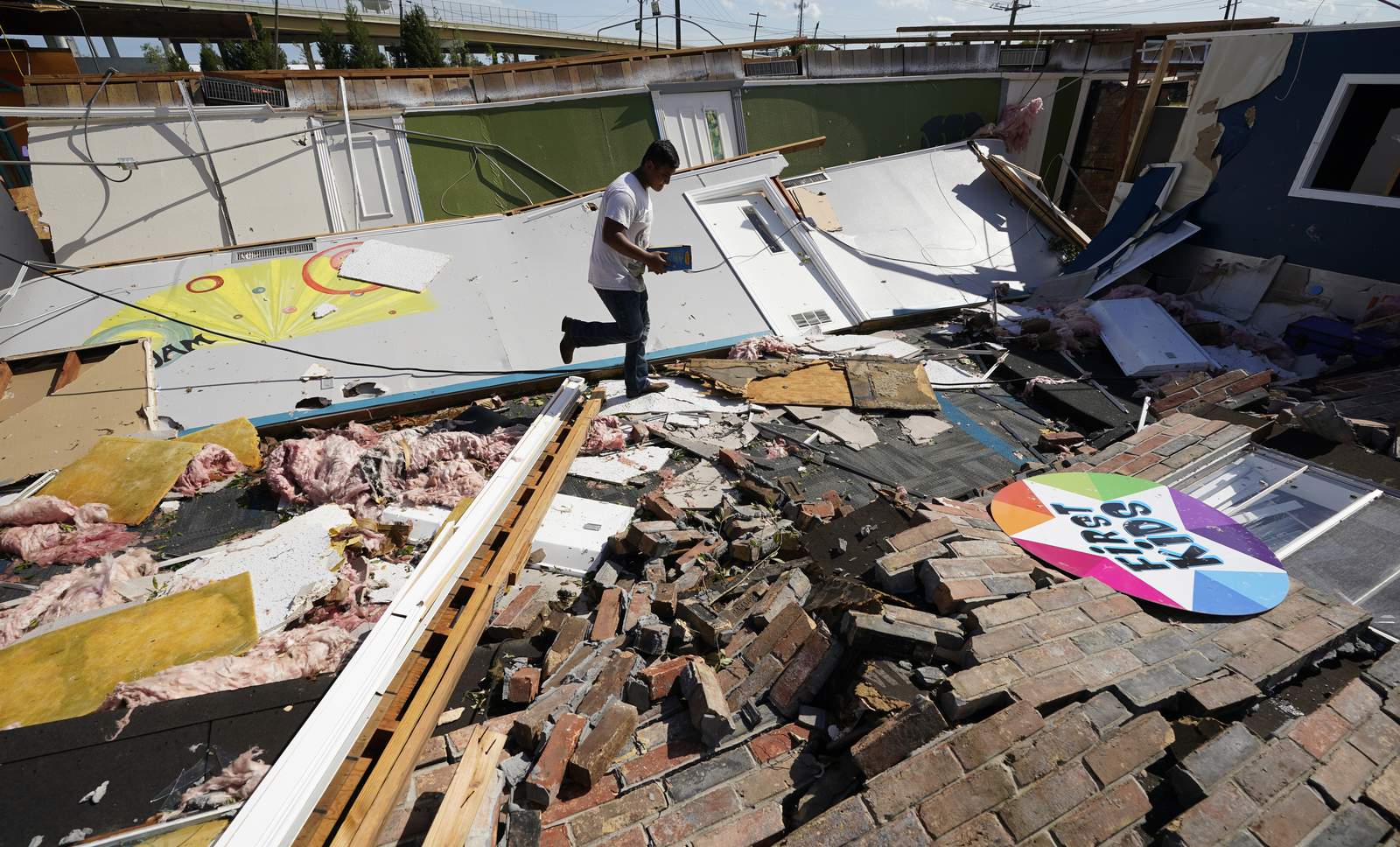 Laura thrashes Louisiana, nearby states face tornado threats
