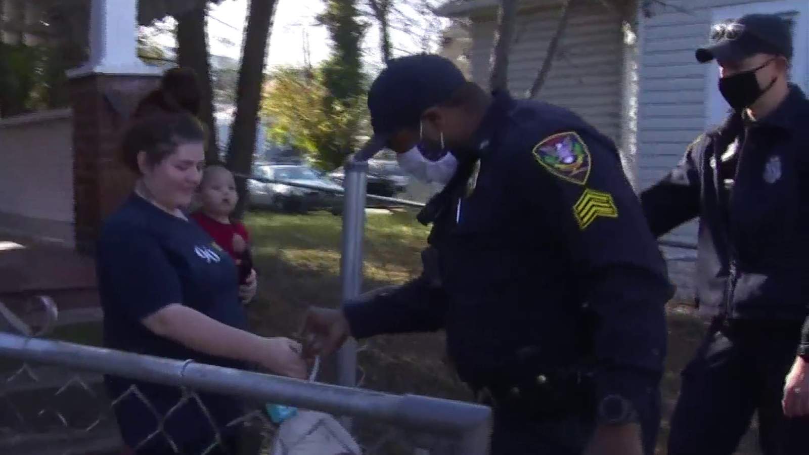 Roanoke police officers spread joy by handing out turkeys