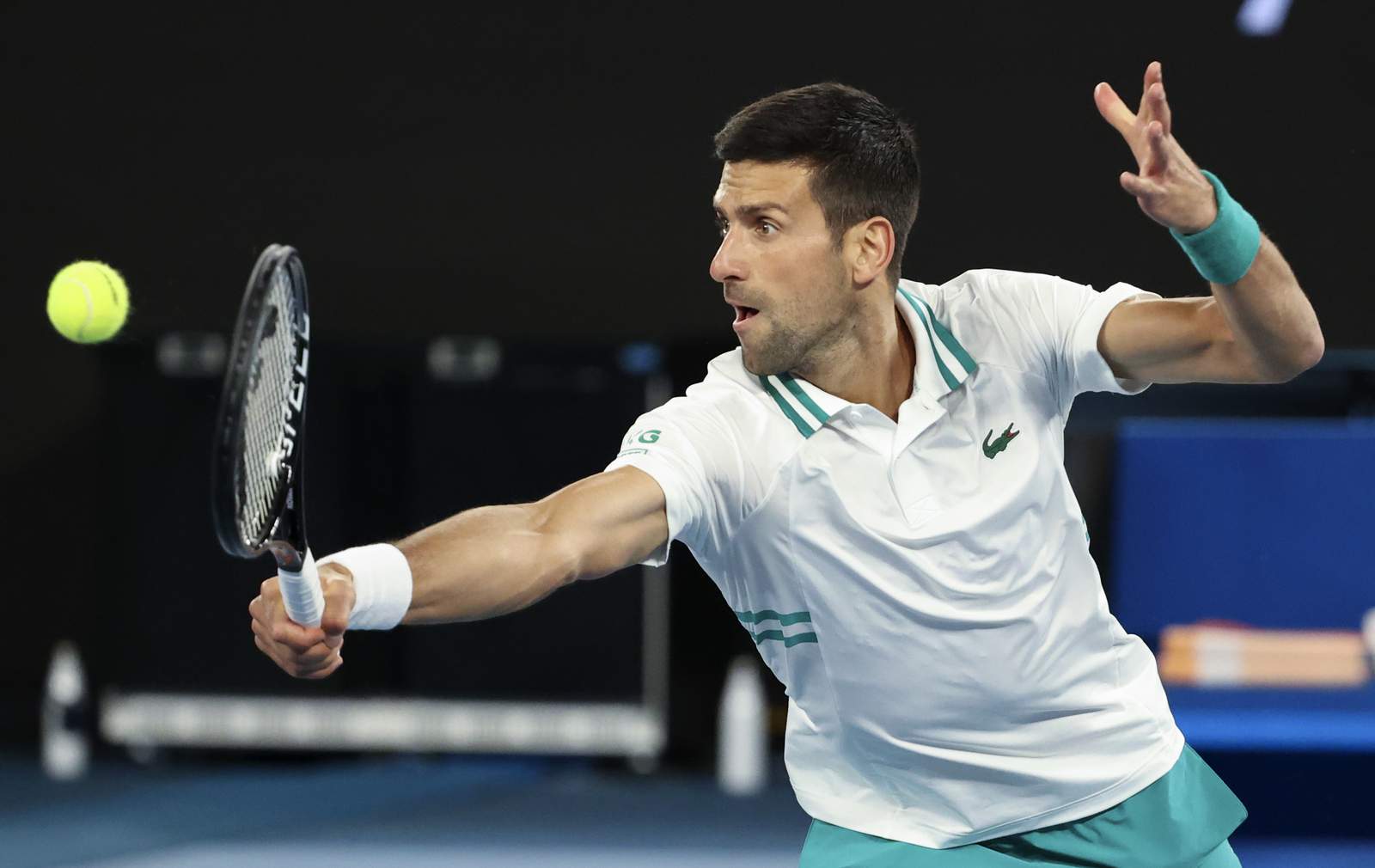 Injured Djokovic advances to quarters at Australian Open