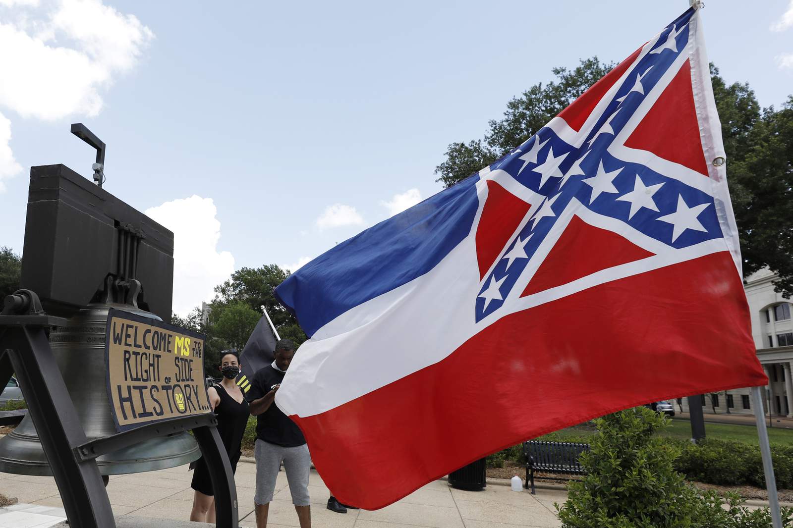 Mississippi state legislature passes bill to change state flag