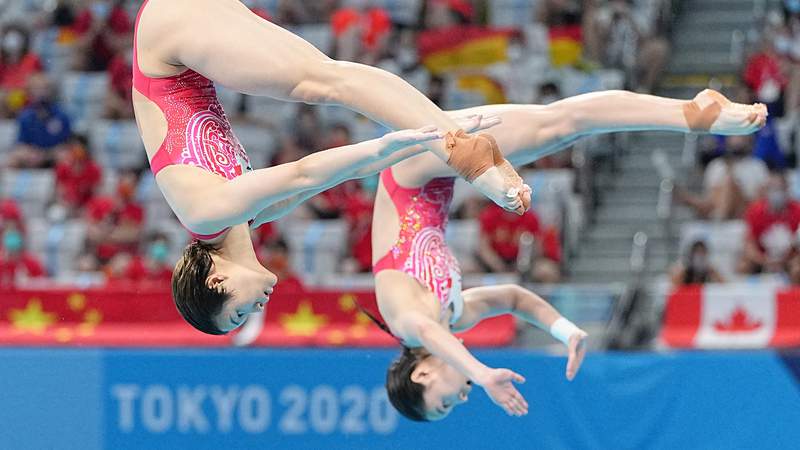 China pair wins women's synchro springboard gold, first of possible diving sweep