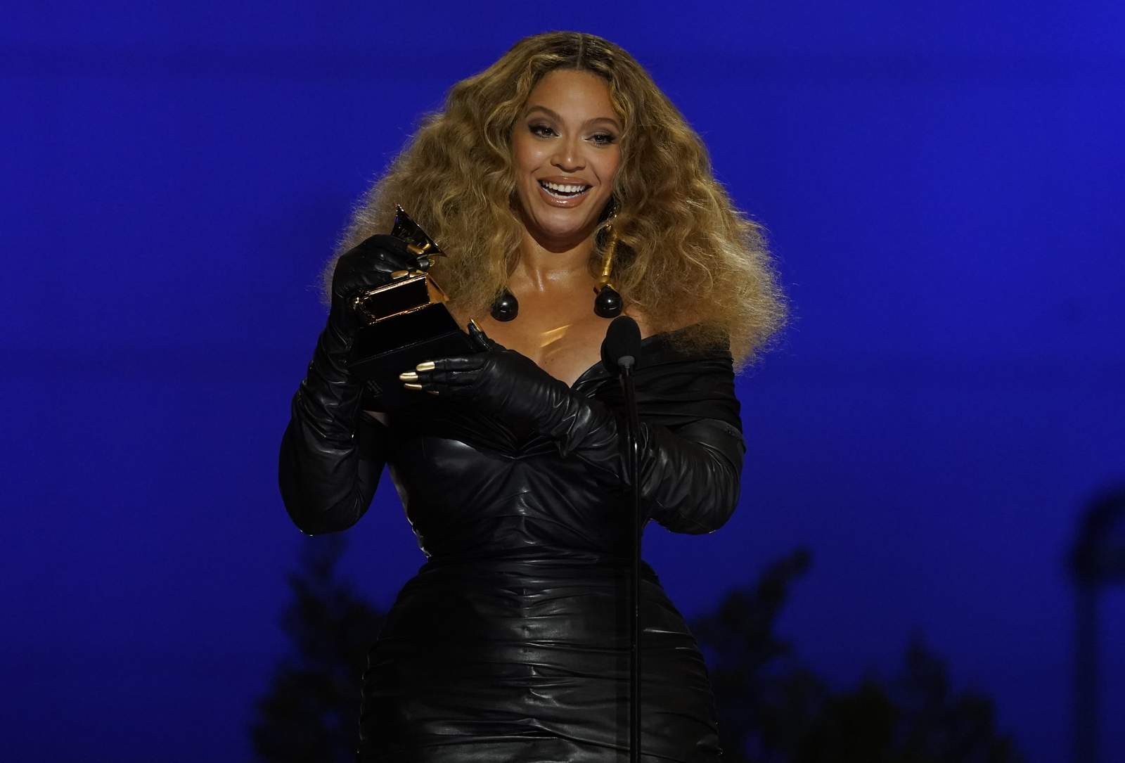 Ladies night: Beyoncé, Swift make history as others win big