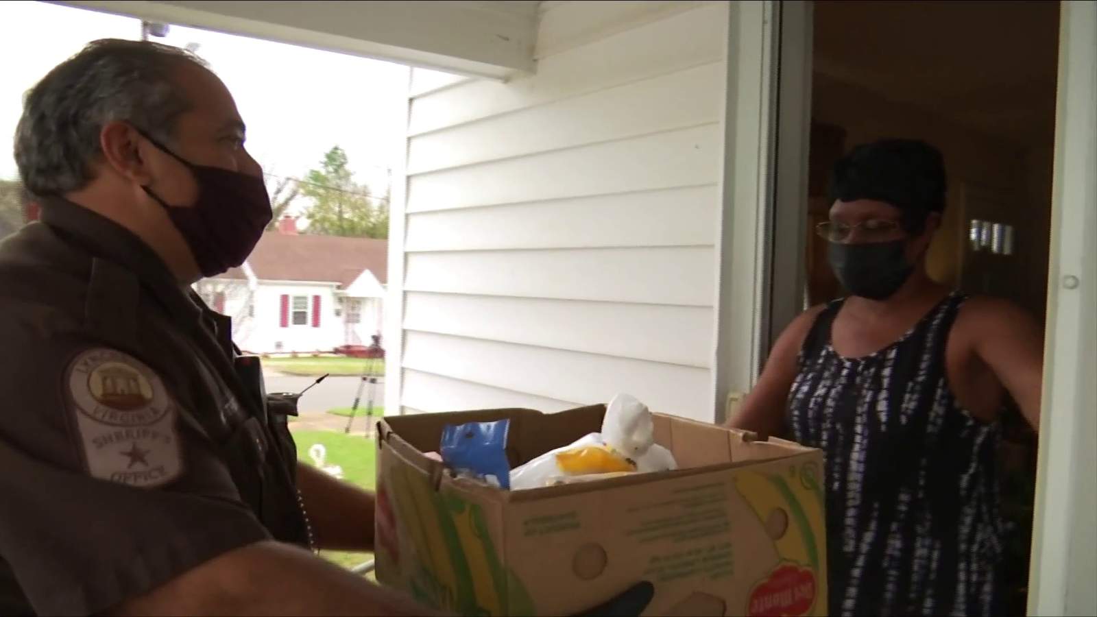 ‘It’s a blessing’: Lynchburg Sheriff’s Office delivers Thanksgiving meals to families in need
