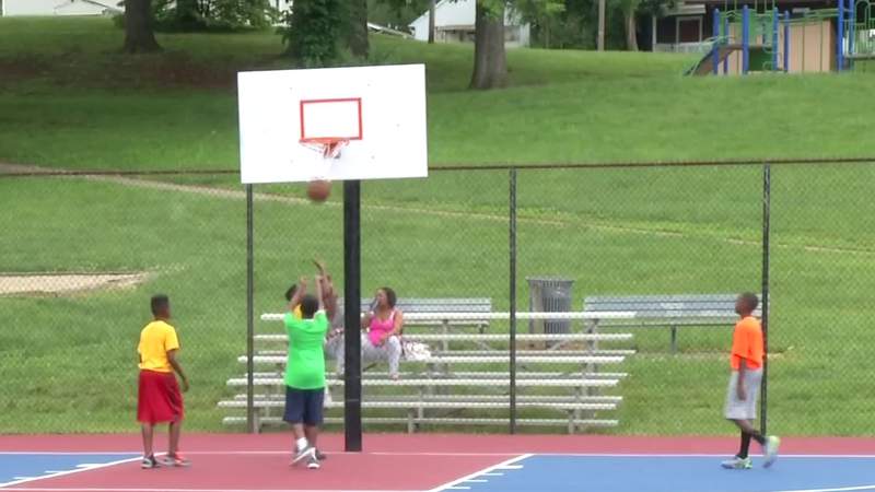 Basketball league aims to foster relationship between Roanoke police and local kids