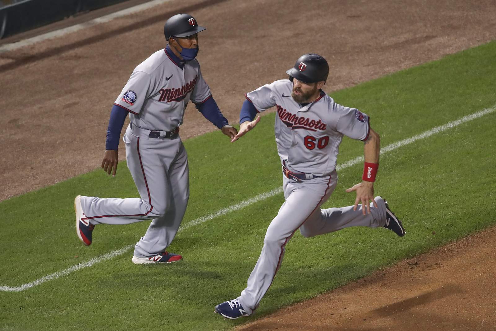 Twins clinch 2nd straight playoff spot, beat Mills, Cubs 8-1