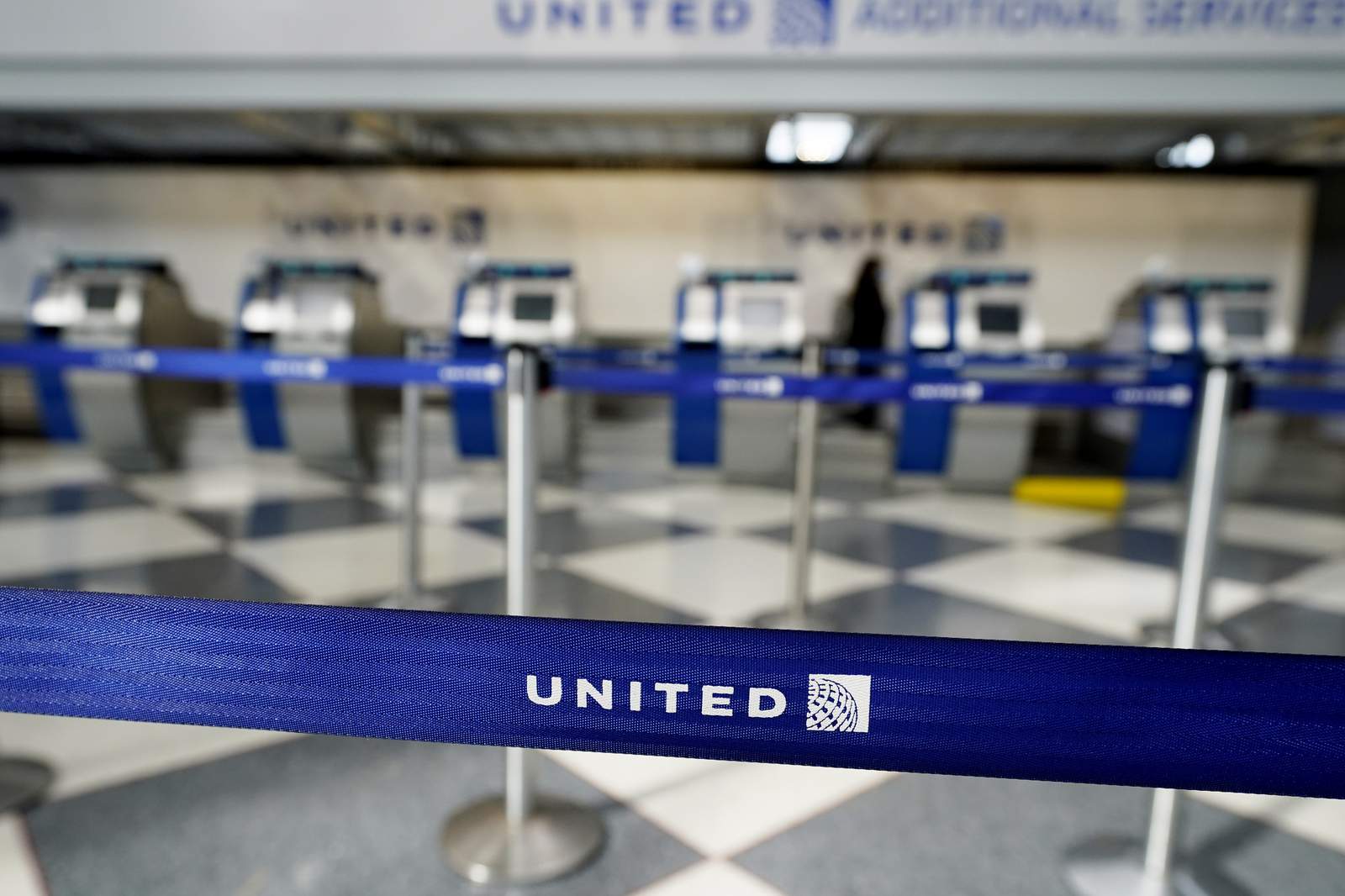 United loses $1.8 billion, aims to shift focus to recovery