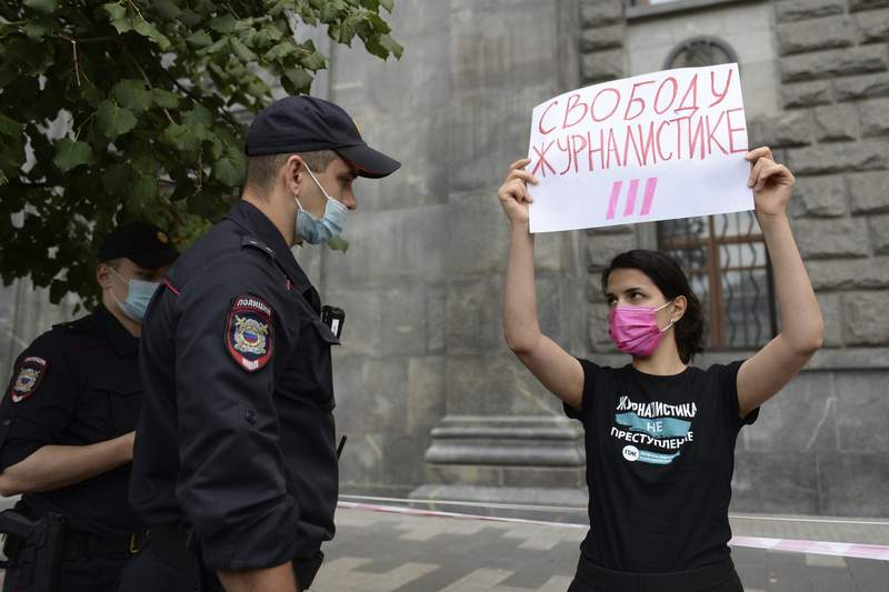Russian police detain journalists who back media freedom