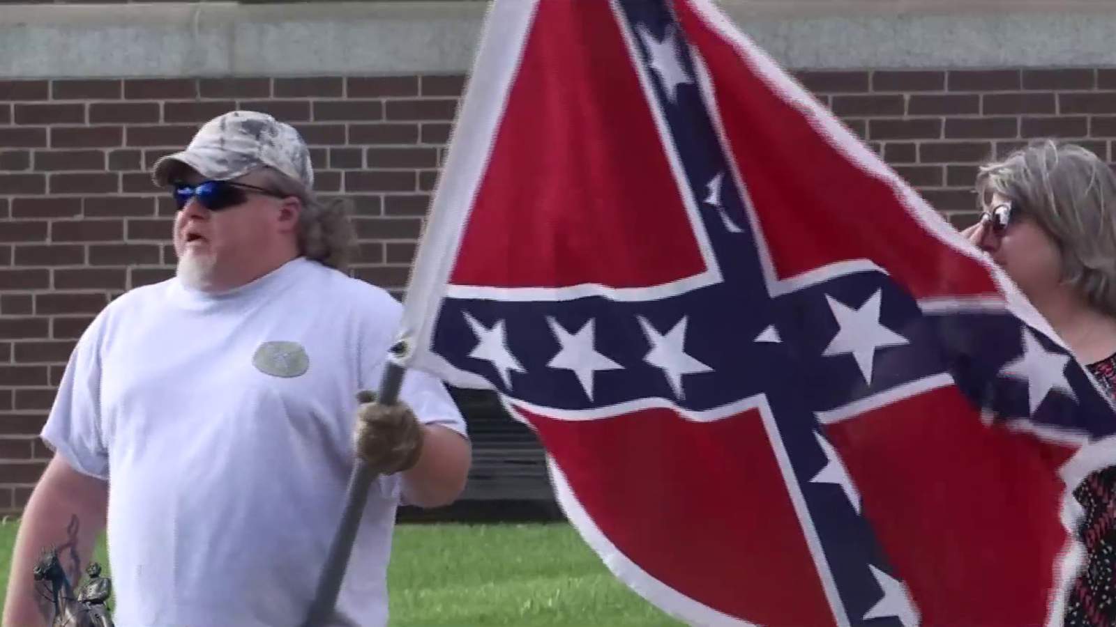 People rally in Floyd County to save Confederate monuments