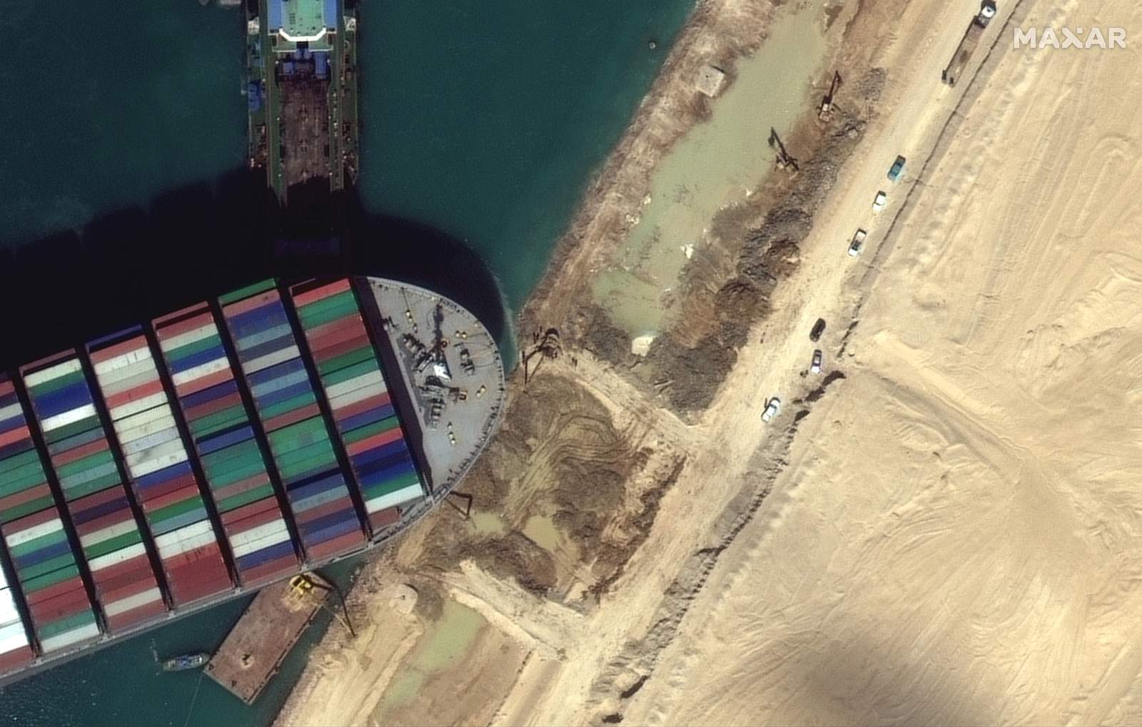2 tugboats deploy to Egypt's Suez Canal as shippers avoid it