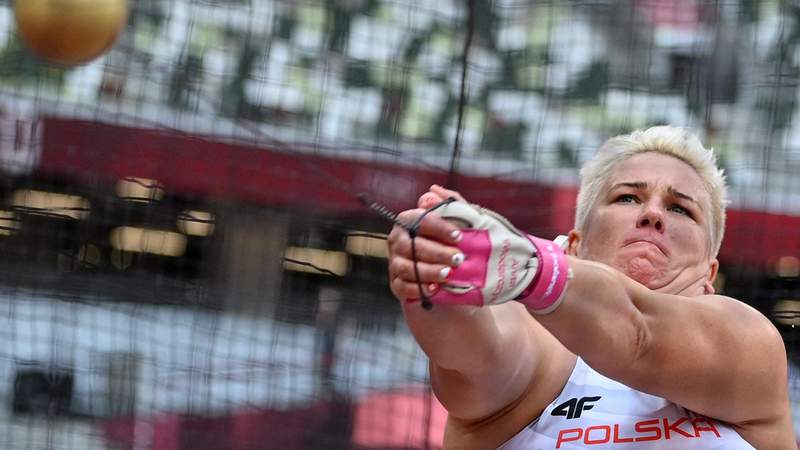 One and done, Anita Wlodarczyk qualifies with first hammer throw