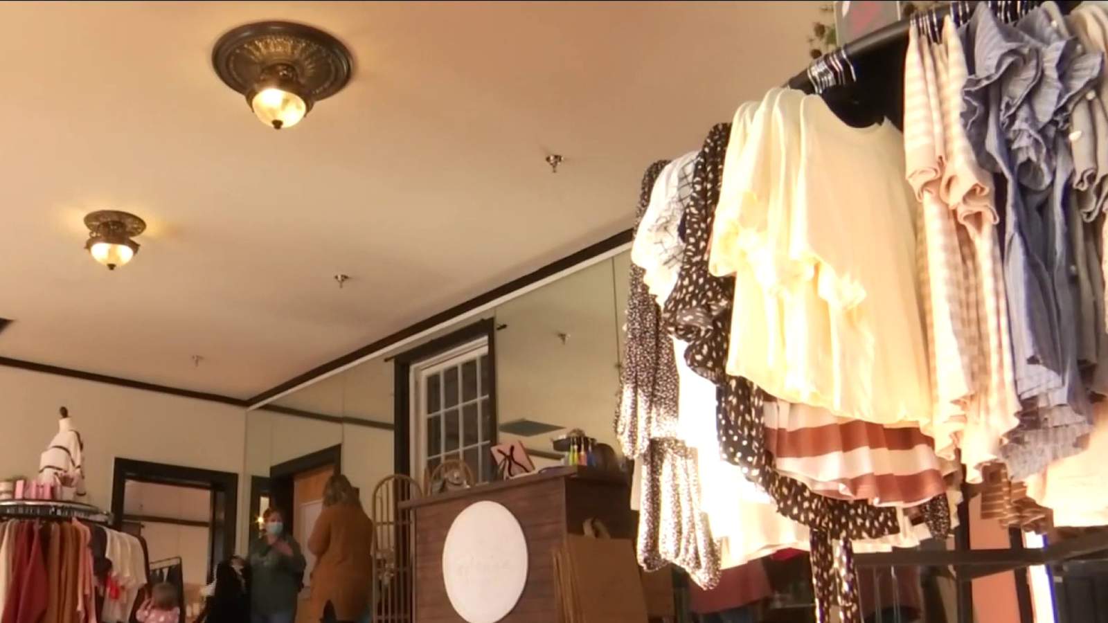 Downtown Lynchburg women’s clothing boutique holds grand opening on Black Friday