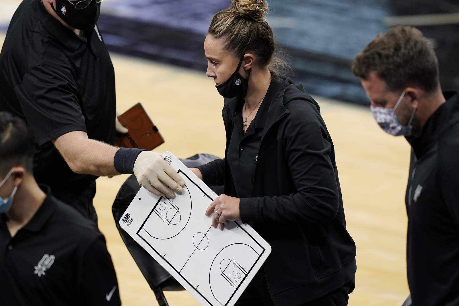 Hammon first woman to direct NBA team; Lakers beat Spurs