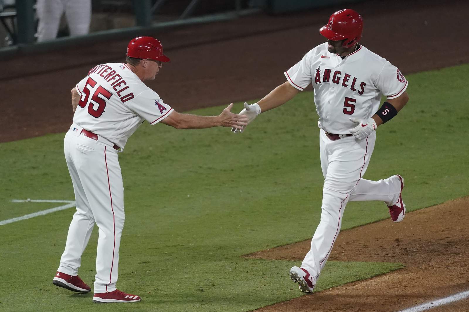 Pujols passes Mays for 5th on HR list with No. 661, adds 662