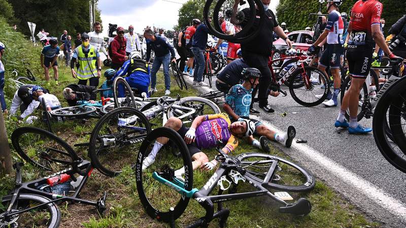 Fan holding sign causes massive pileup of cyclists during Tour de France