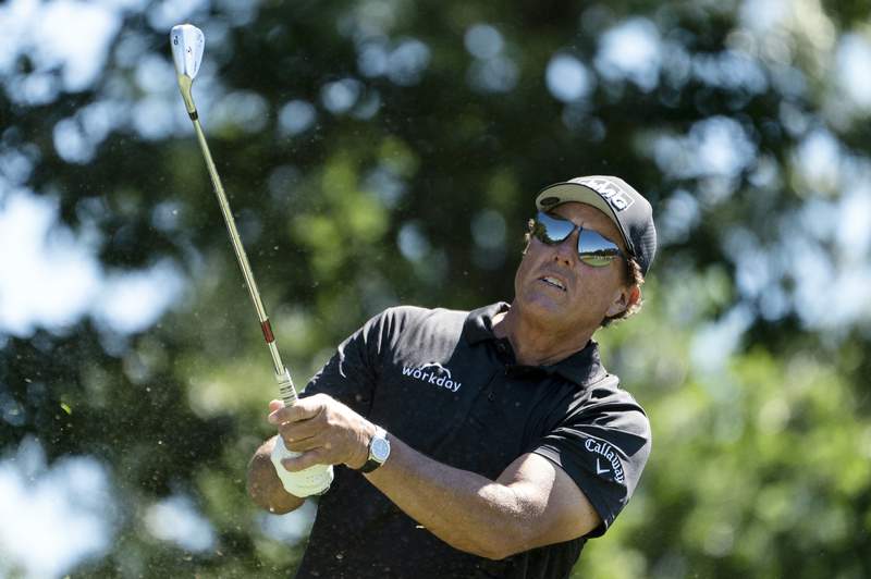 2-time winner Mickelson needs to make move at Travelers
