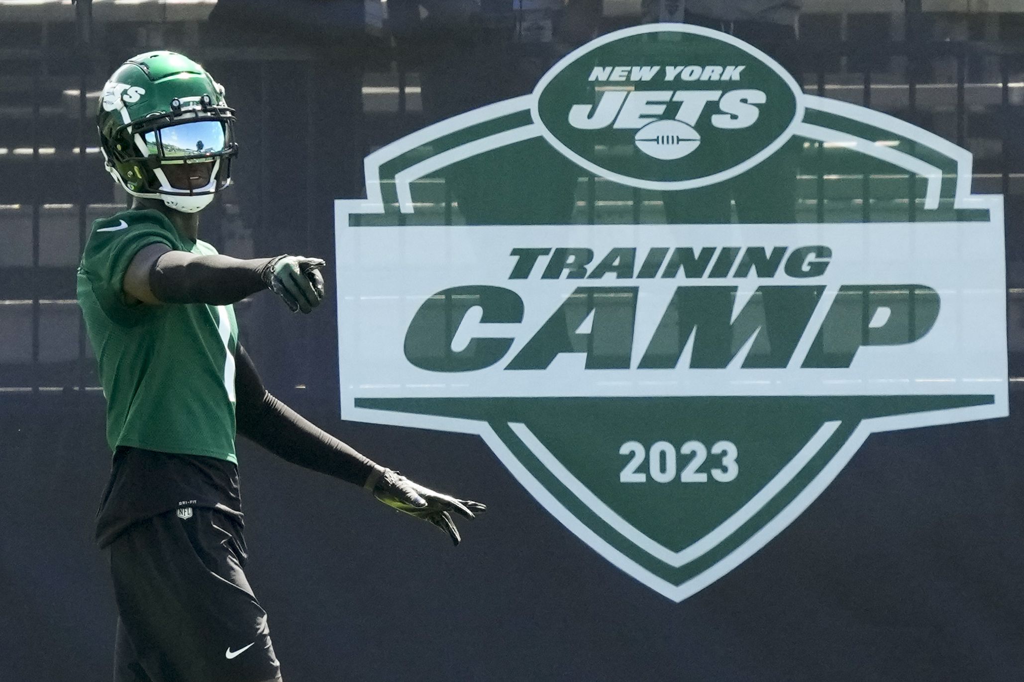 Jets fans flock to training camp to get their first look at Aaron Rodgers