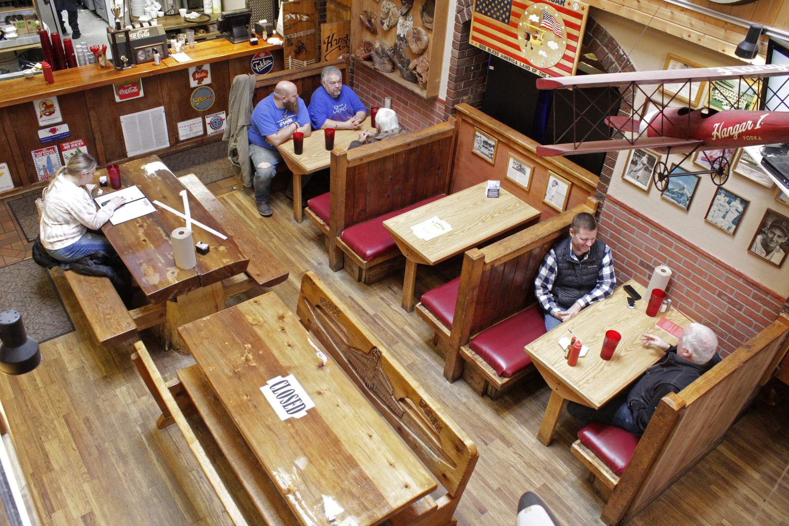 Defiance of virus dining bans grows as restaurants flounder