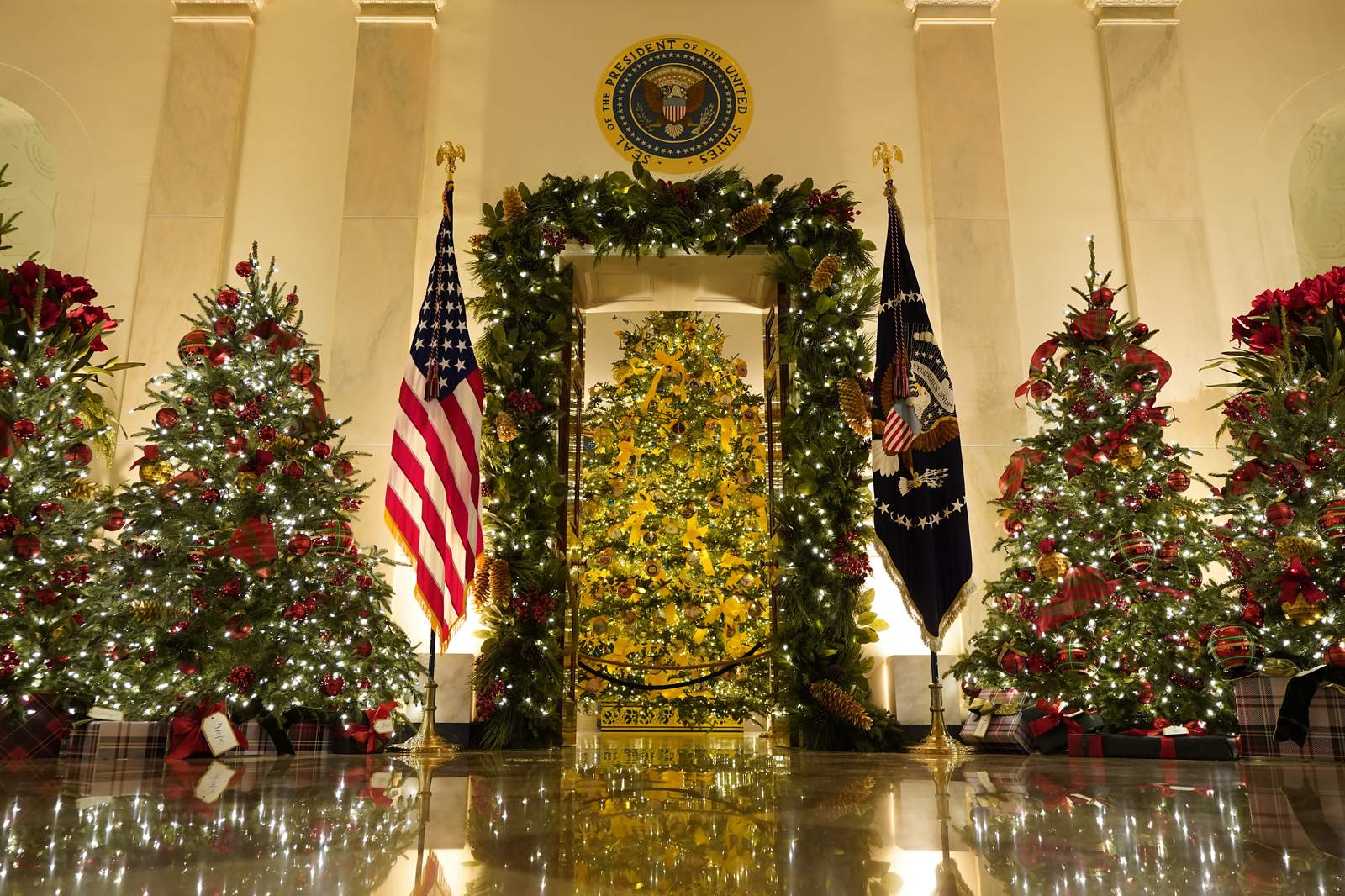 White House Christmas decor gives nod to 1st responders