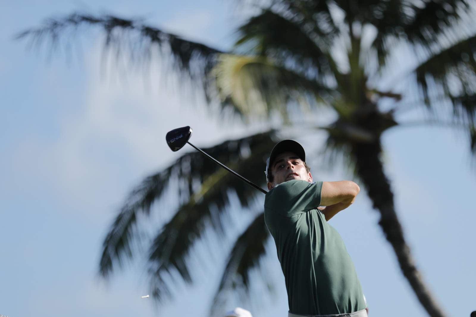 Niemann finishes with eagle and shares the lead at Sony Open