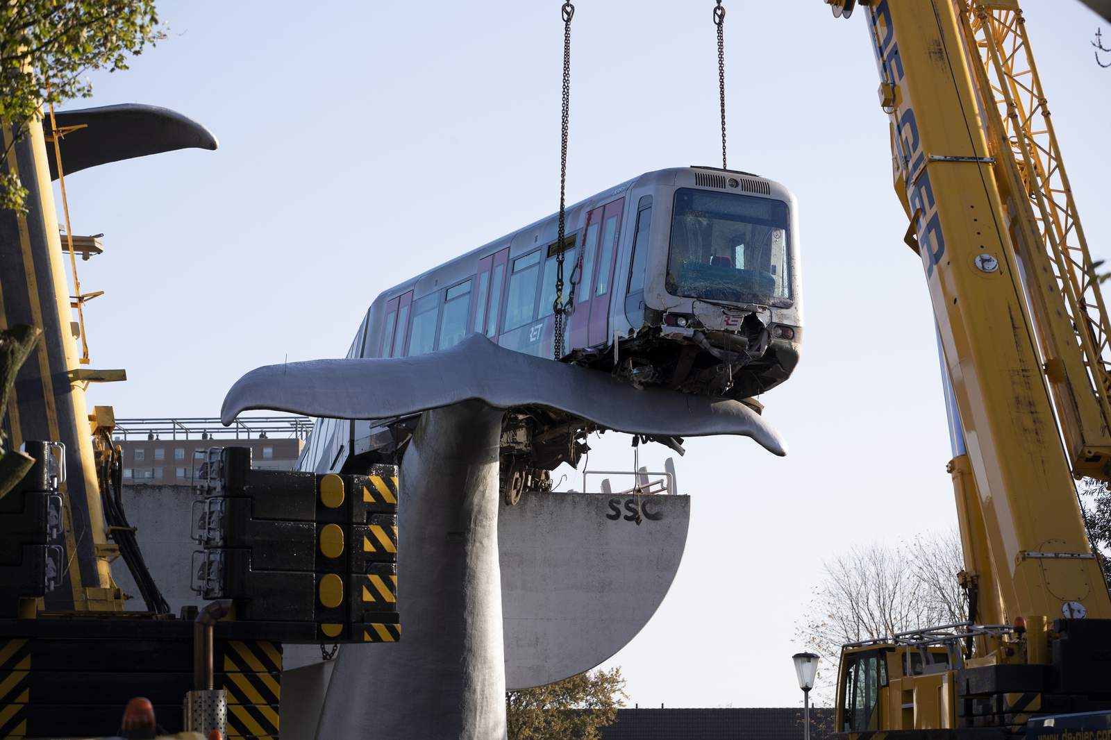 Cranes lift Dutch runaway train off whale sculpture