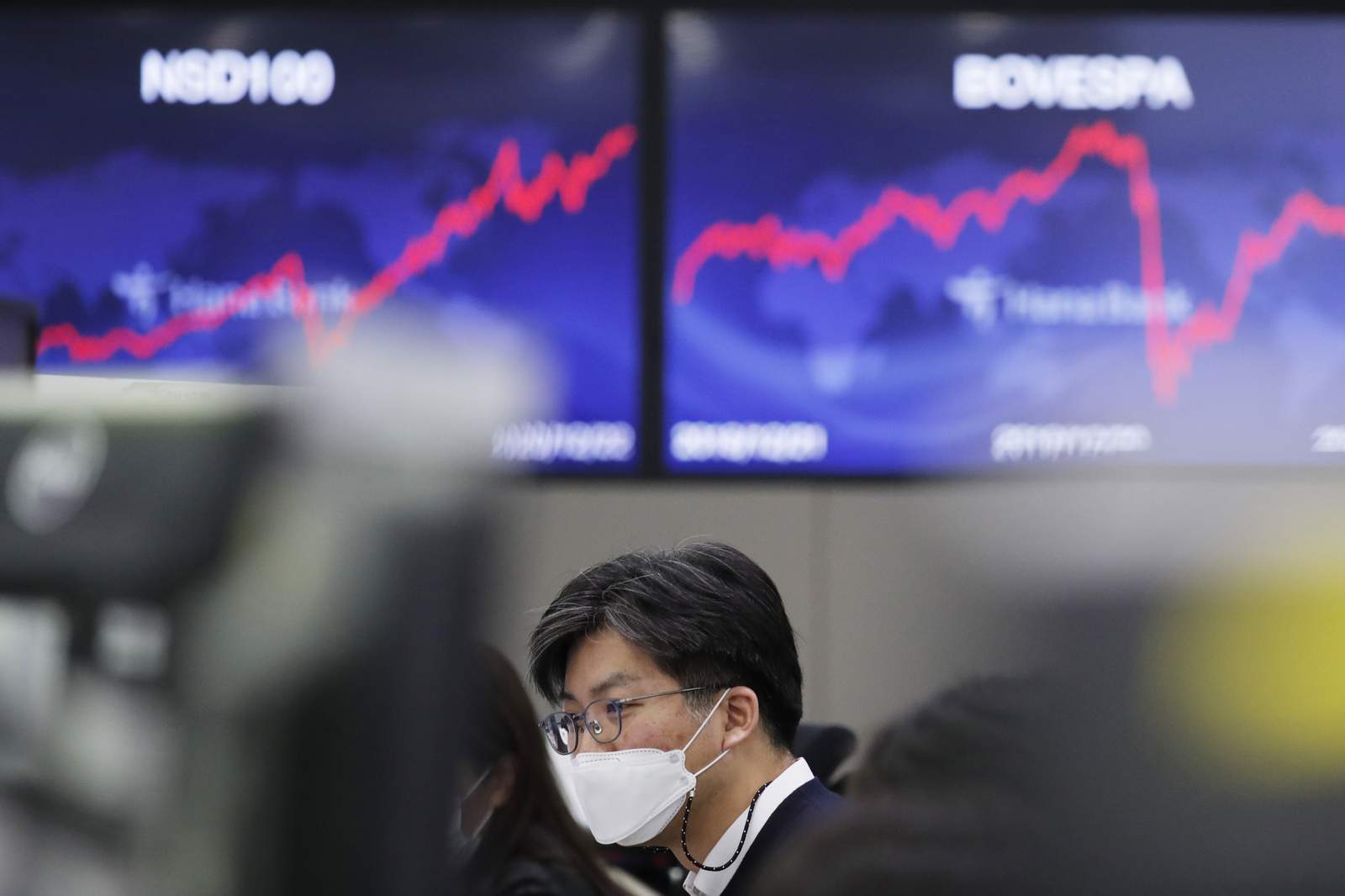 Asian stocks gain after Trump criticizes economic aid bill