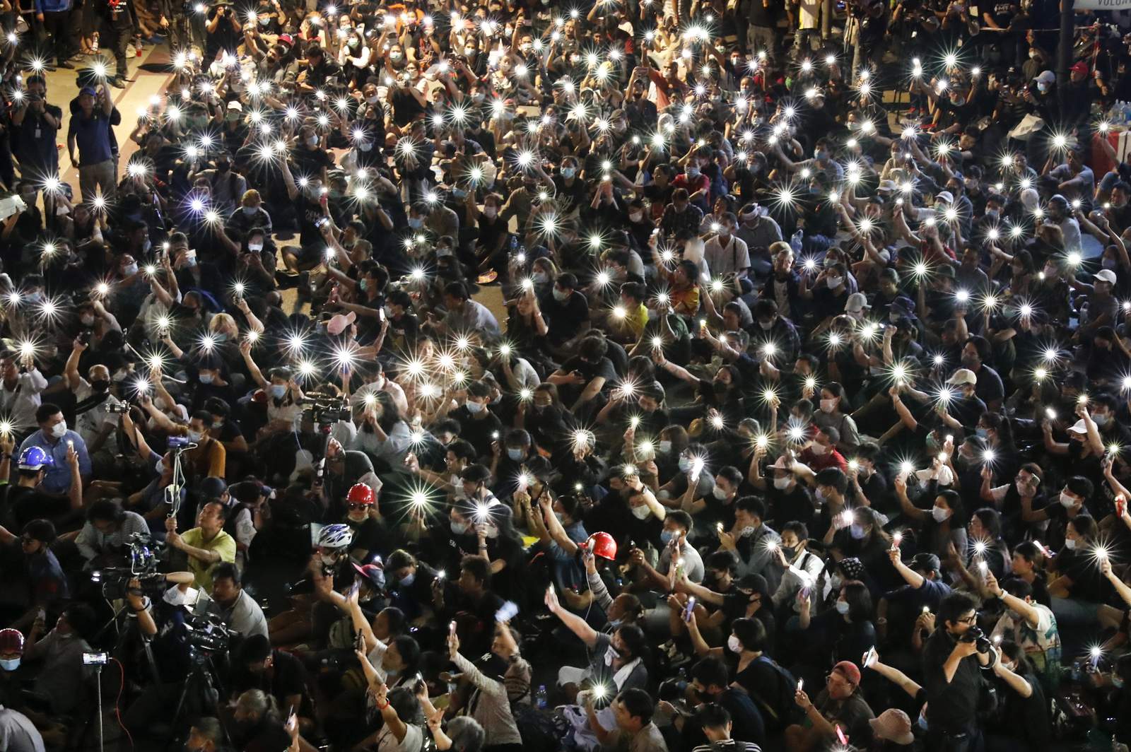 Thai protesters rally ahead of parliamentary debate