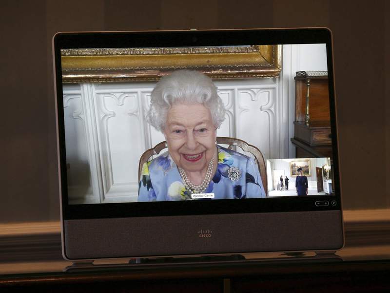 Pēc bērēm Apvienotās Karalistes karaliene atgriežas valsts pienākumos