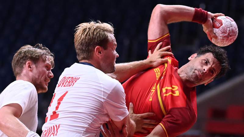 Handball: Spain outlasts Norway to join Denmark, France at 2-0