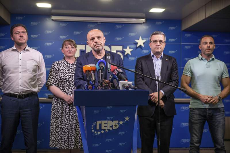 Anti-elite party earns tight win in Bulgarian elections