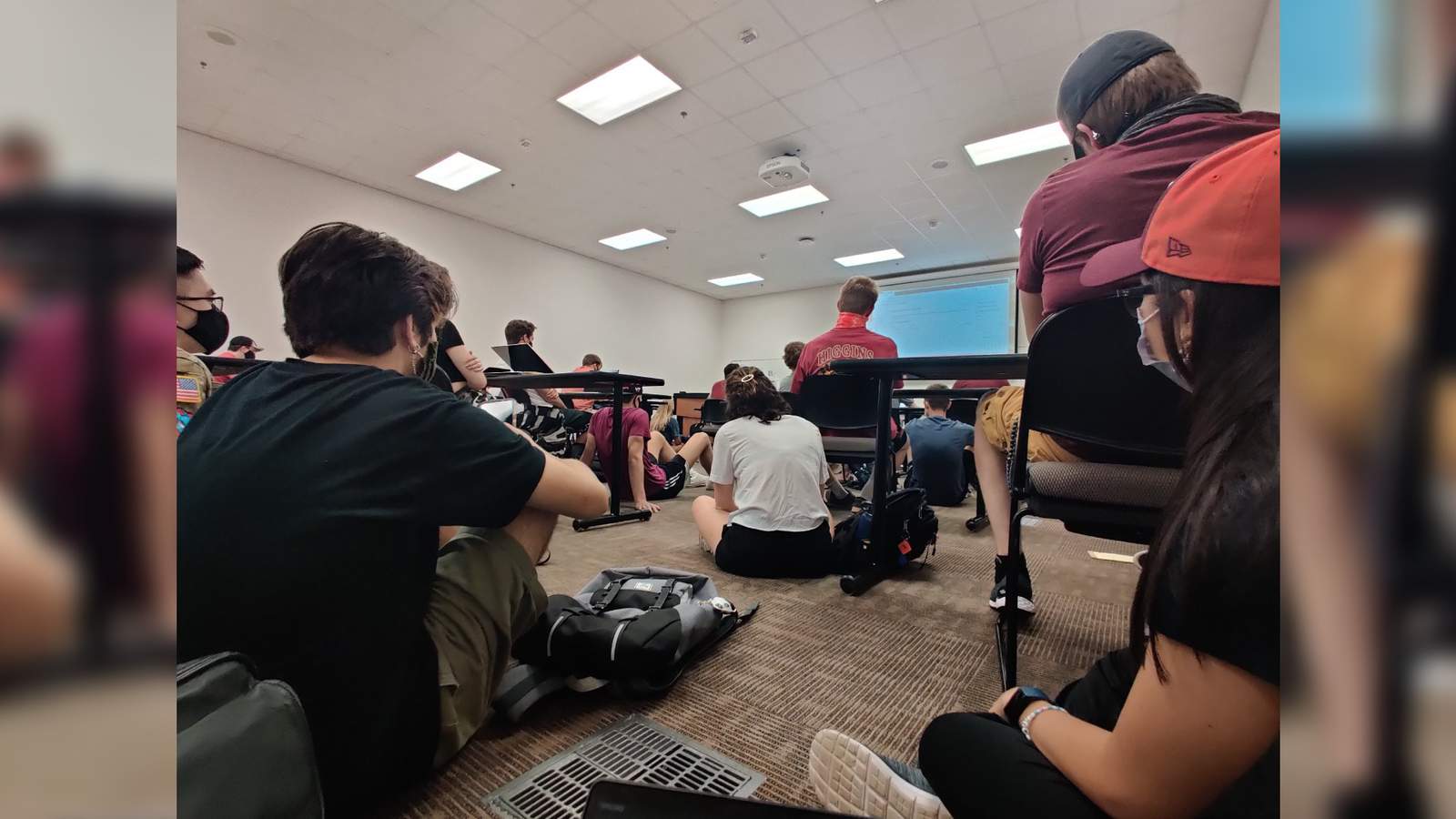 Photo of crowded classroom worries some Virginia Tech students