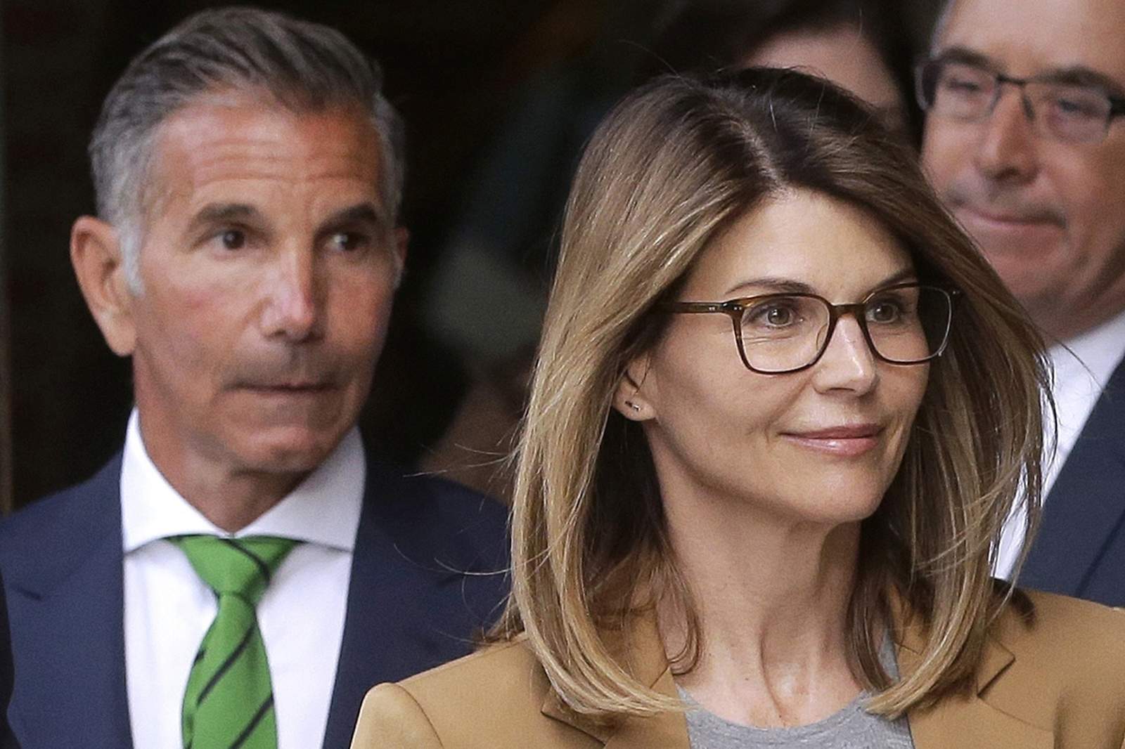Lori Loughlin, Mossimo Giannulli agree to plead guilty, serve prison time for college scam