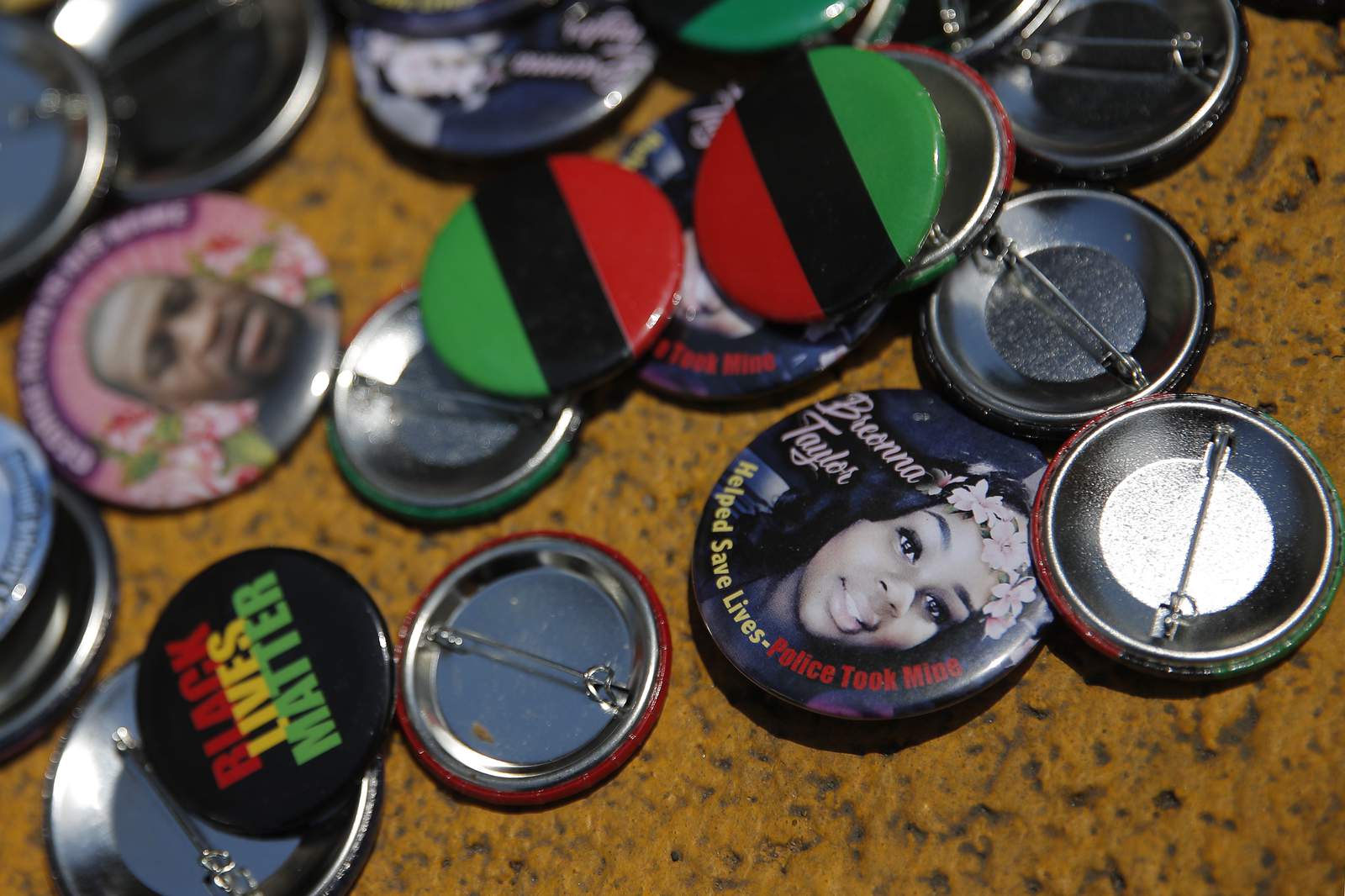 American Airlines OKs Black Lives Matter pins for employees