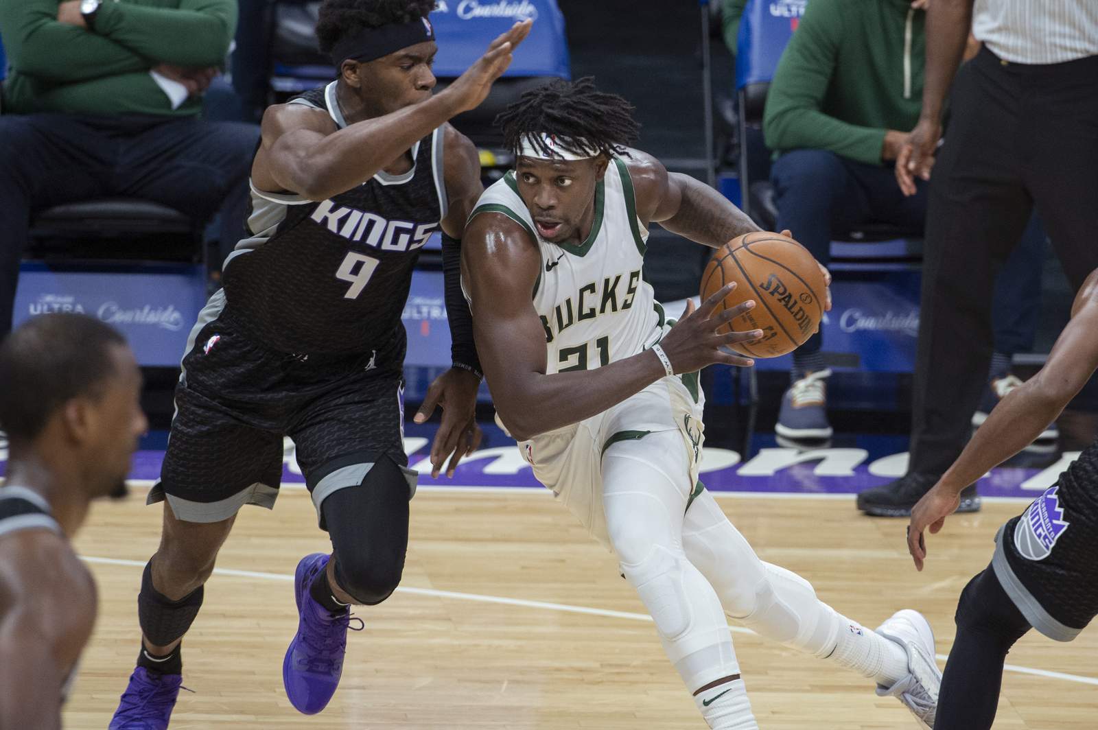 Holiday, Bucks ink 4-year extension worth at least $134M