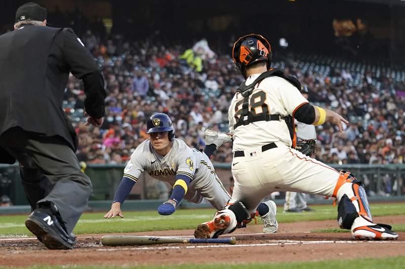Brewers knock Giants from top spot in NL, win fourth in row
