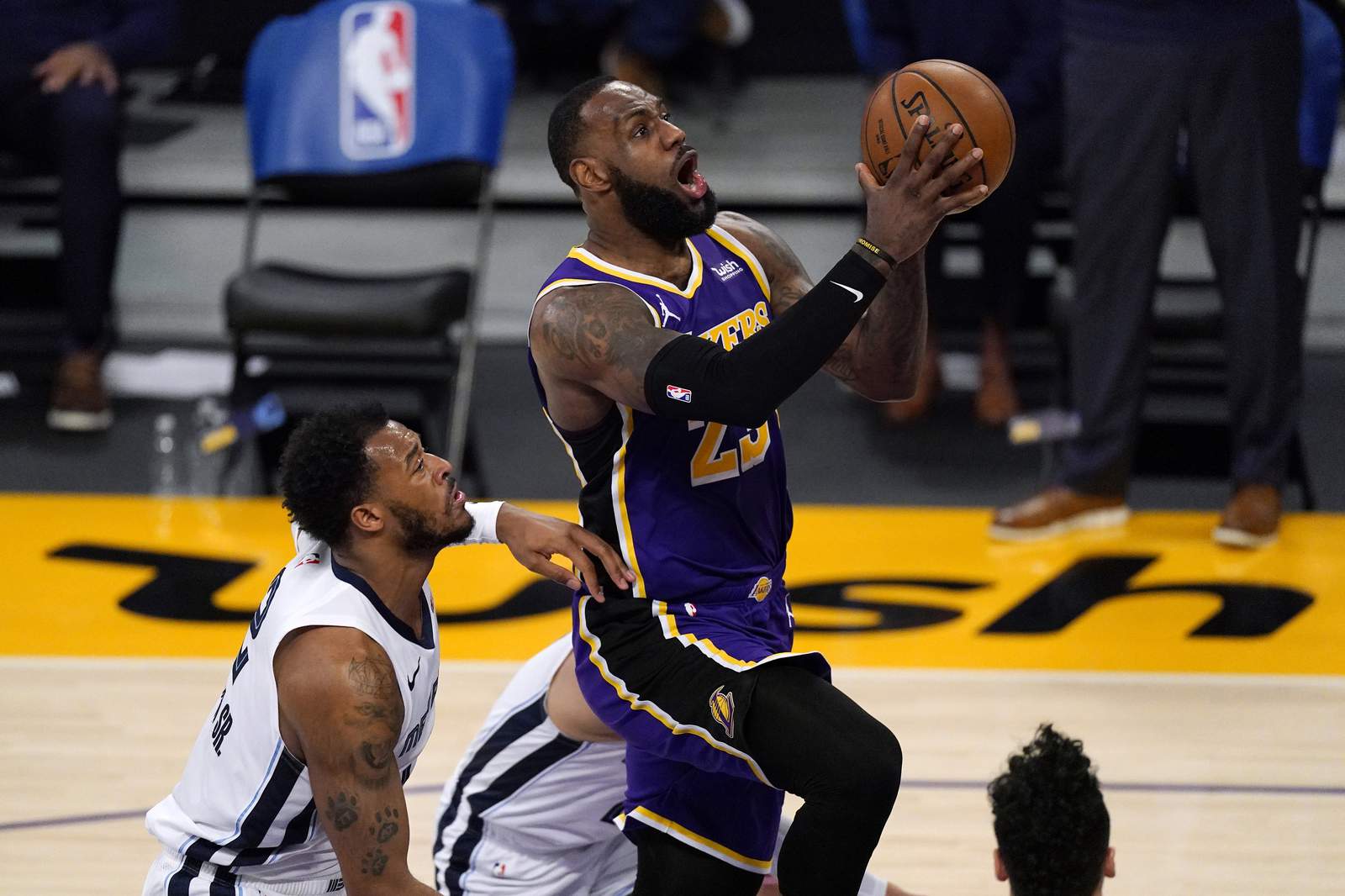 Davis propels Lakers past Grizz 115-105 for 7th straight win
